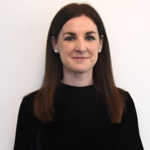 Zdjęcie przedstawia prof. Louise McHugh prowadzącą warsztat z teorii ram relacyjnych dla psychologów i psychoterapeutów